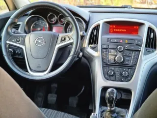 Opel Astra 1.4 Turbo Sport 2010 – fotografia 9