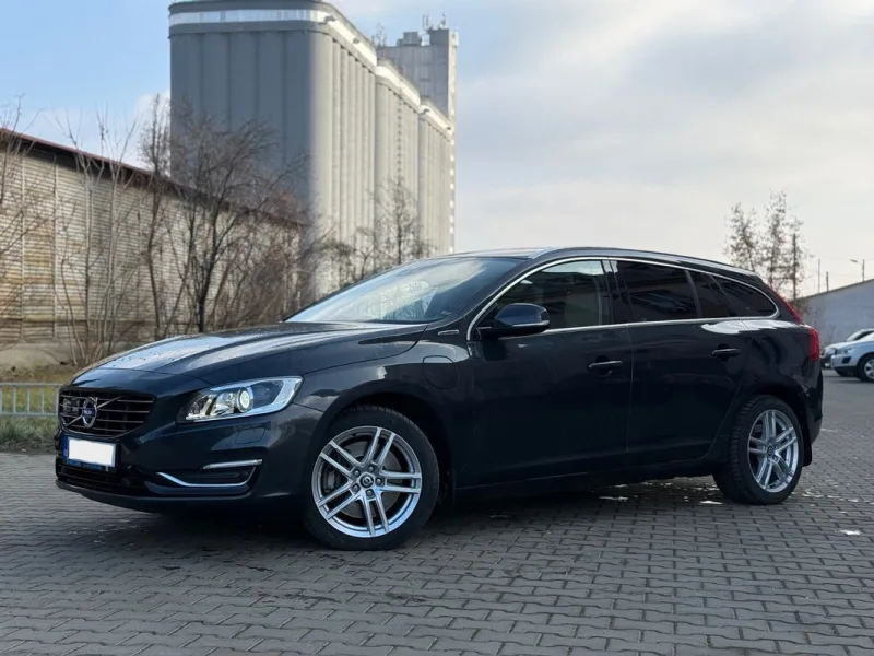 Volvo V60 D6 Plug In Hybrid AWD Geartronic Summum 2014