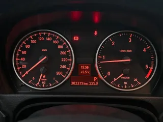 BMW Seria 3 318d DPF Aut Edition Exclusive 2011 – fotografia 7