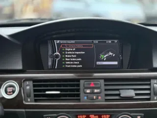 BMW Seria 3 318d DPF Aut Edition Exclusive 2011 – fotografia 10